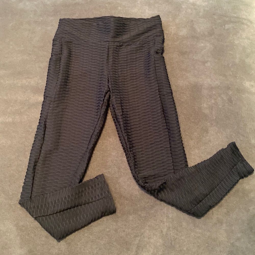 Women’s Black Leggings HighWaisted Yoga Pants Textured Black w/pocket Size M NEW